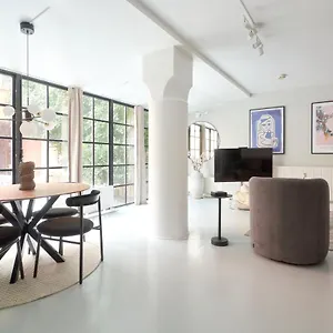 https://next-to-queens-palace-heart-of-cph-luxury.copenhagenhotelselect.com